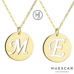 medalla con iniciales oro