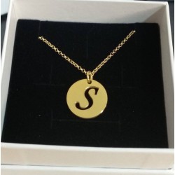 Medalla con inicial calada chapado en oro