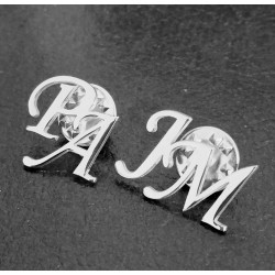 Pin de iniciales en plata de ley