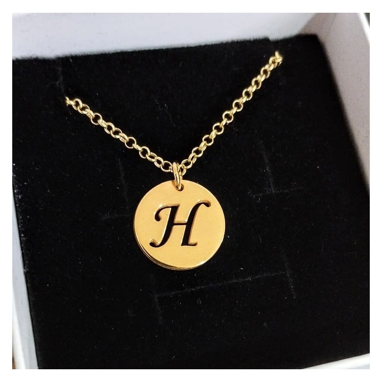 Medalla con inicial calada chapado en oro