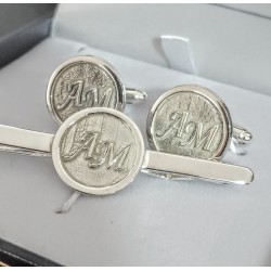 Gemelos con pisacorbata de iniciales o logo en relieve plata de ley