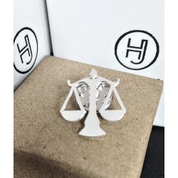 Pin balanza justicia  en plata de ley