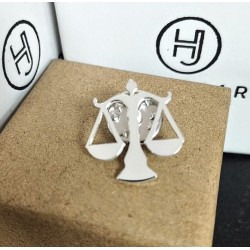 Pin balanza justicia  en plata de ley