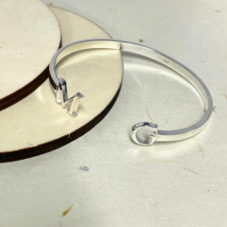 Pulseras de  Iniciales ó números en plata de ley y/o bañada en oro 18 kt.