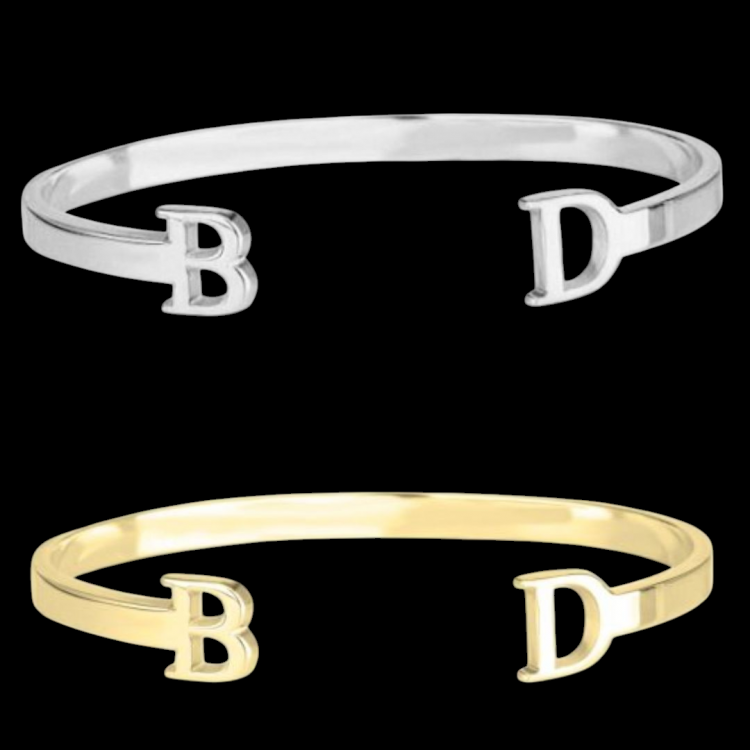 Pulseras de  Iniciales ó números en plata de ley y/o bañada en oro 18 kt.