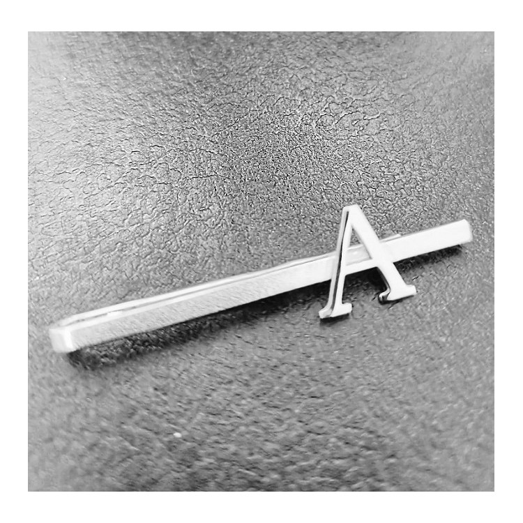 Pisacorbatas con letra en plata de ley