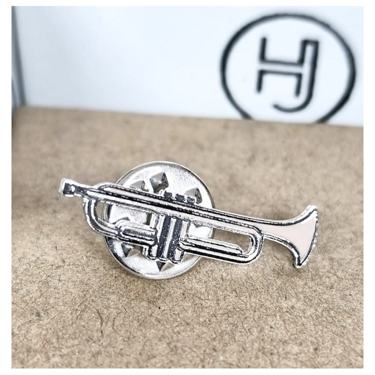 Pin trompeta en plata de ley