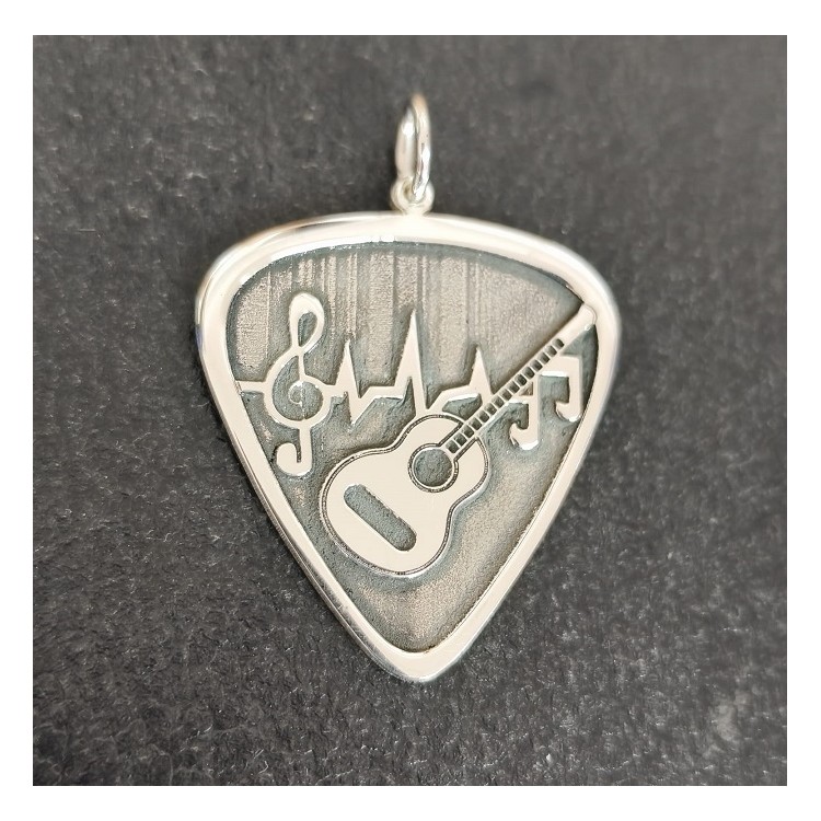 Colgante pua guitarra relieve plata de ley