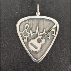 Colgante pua guitarra relieve plata de ley