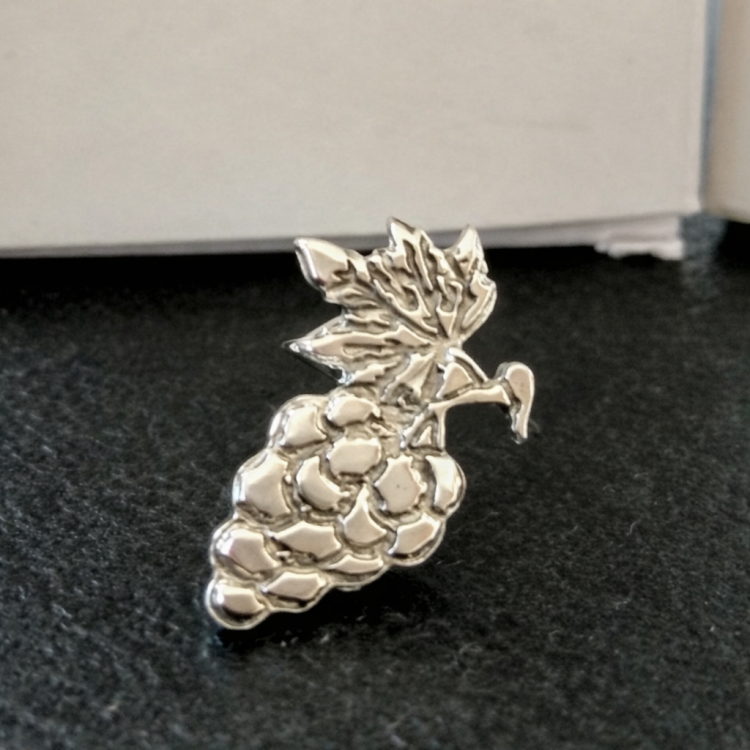 Pin racimo de uvas en plata de ley