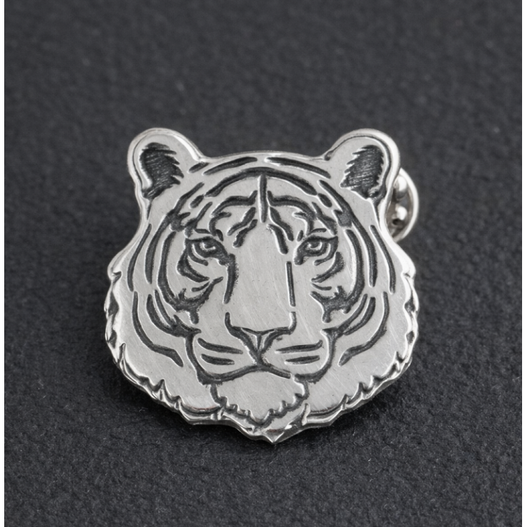 Pin tigre en plata de ley