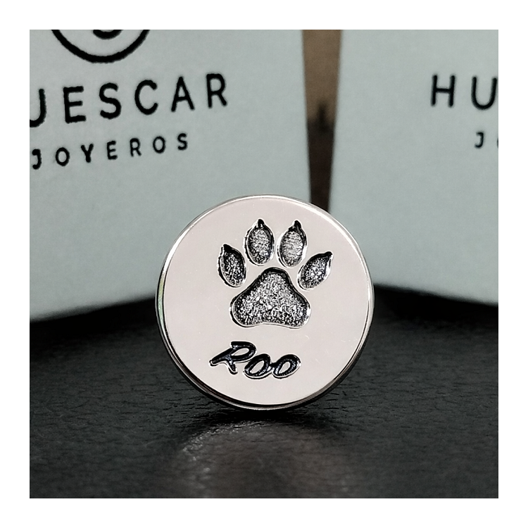 Pin huella perro tallada en plata de ley