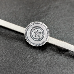 Pisacorbatas para frikis en plata de ley